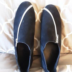 ARCHE womens zip flats, brand new and never worn